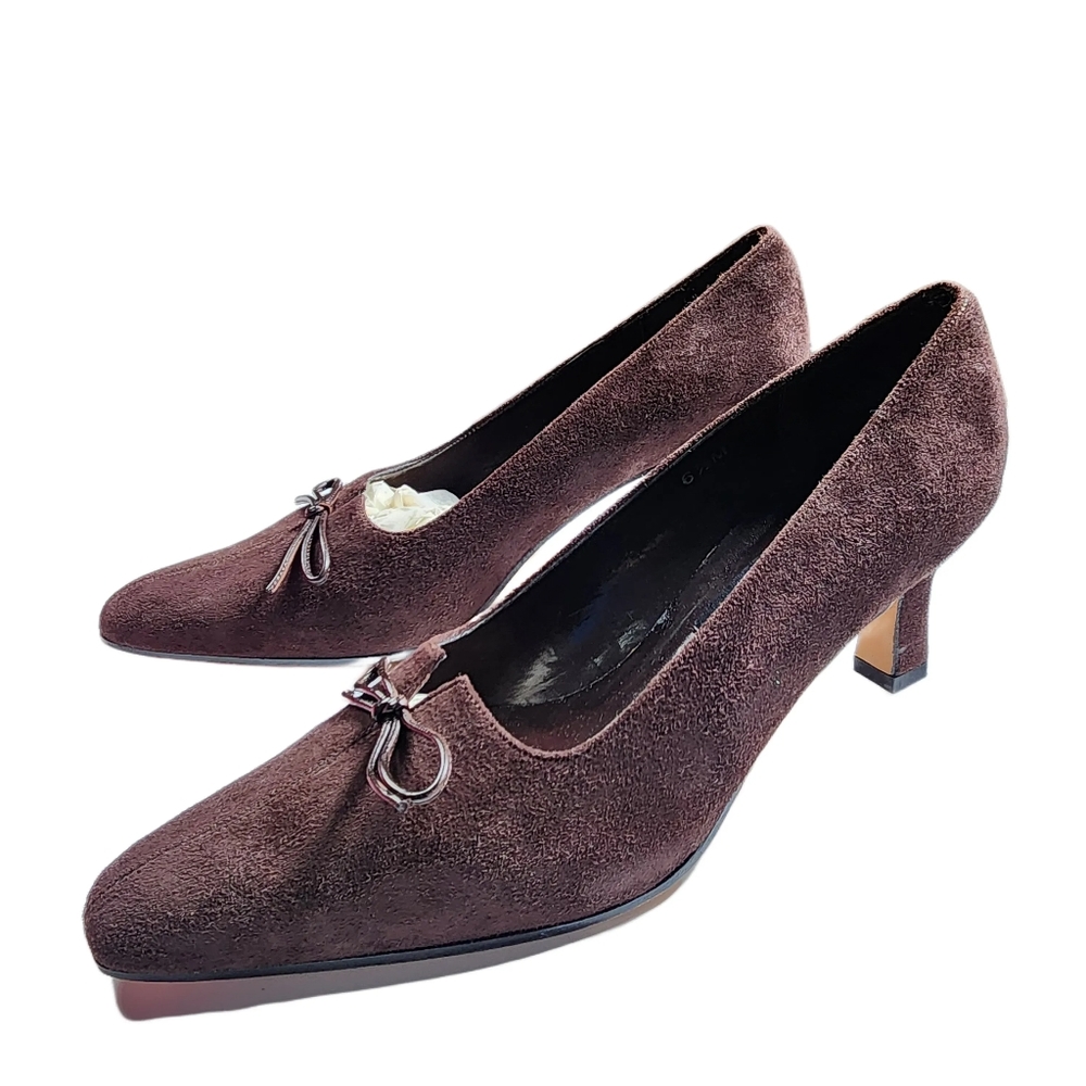 Vaneli. Vintage, Brown, suede heels w/ bow. Size: 6.5